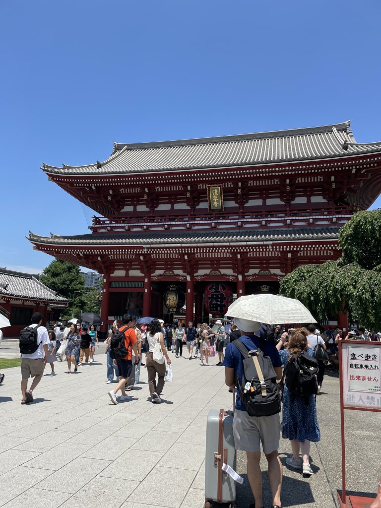 画像：外国からのお客様で賑わう浅草寺